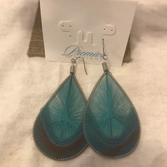 Jewelry - Turquoise colored earrings